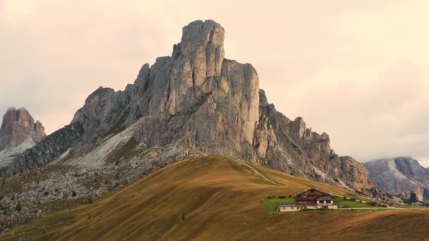 Υψηλή Οροσειρά Κοντά Μικρό Εξοχικό Σπίτι Στο Πέρασμα Giau Κλίση — Αρχείο Βίντεο