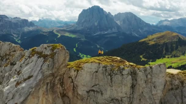 Tourist Couple Stands Seceda Mountain Range Edge Italian Alps Backpackers — Stockvideo
