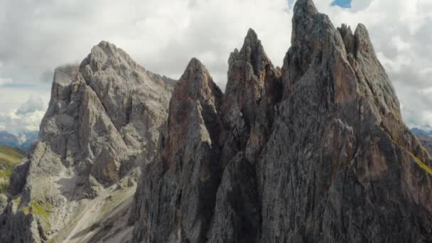 Rotsachtige Schaduwrijke Piek Van Seceda Bergketen Tegen Bewolkte Lucht Top — Stockvideo