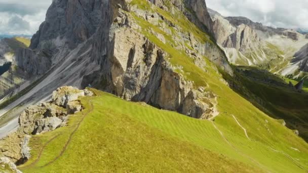 Steile Hellingen Van Seceda Berg Begroeid Met Gras Zonnige Zomerdag — Stockvideo