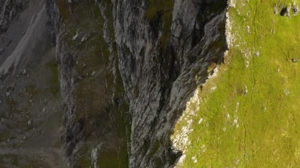 Rotsachtige Piek Van Reusachtige Seceda Berg Helling Begroeid Met Groen — Stockvideo