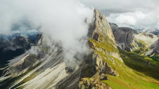Giant Seceda Heuvelrug Met Steile Hellingen Bedekt Met Witte Wolken — Stockvideo