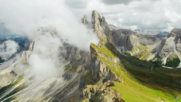 Dichte Mist Omringt Reusachtige Seceda Bergketen Zonnige Dag Scenic Rotsachtige — Stockvideo