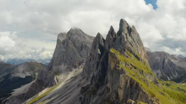 意大利阿尔卑斯山的巨大山峰光秃秃的 夏日空中俯瞰白色积雨云下轻柔的斜坡草顶 俯瞰岩石塞凯达山脊 — 图库视频影像
