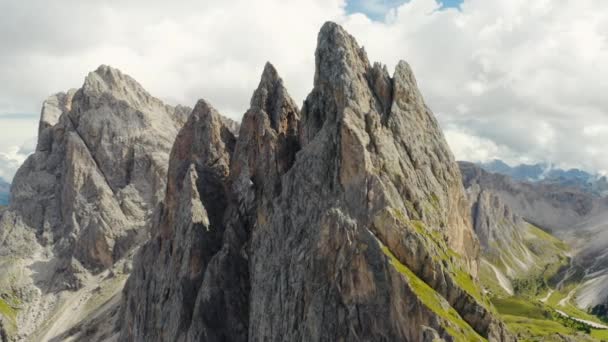Observatiepunt Tegen Gigantische Seceda Berg Met Rotsachtige Toppen Onder Bewolkte — Stockvideo