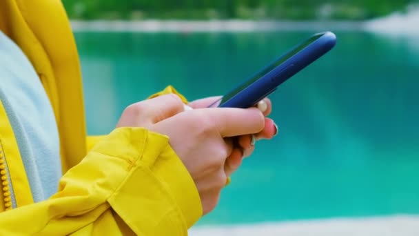 Žena Kontroluje Sociální Sítě Smartphonu Rozmazaném Pozadí Žena Turistka Používá — Stock video