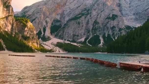 Popüler Turist Gölü Braies Tahta Tekneler Dolomitler Için Harika Manzarası — Stok video