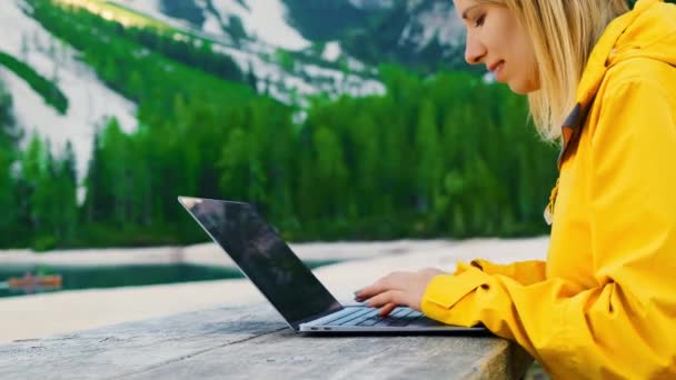 Menina Está Focada Trabalhar Computador Natureza Com Uma Bela Vista — Vídeo de Stock