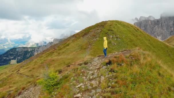 Turista Vestindo Jaqueta Amarela Fica Topo Gramado Alta Montanha Admirando — Vídeo de Stock