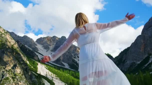 Szőke Hajú Fehér Ruhában Élvezi Hangulatot Dolomitok Alpok — Stock videók