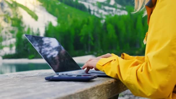 Dálkový Pracovník Relaxuje Jezera Používá Notebook Práce Nebo Studium Přes — Stock video
