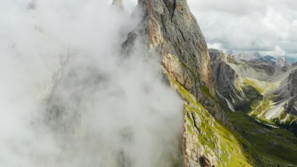 Dichte Mist Daalt Seceda Bergtoppen Zonnige Zomerdag Reuzenridgeline Met Kale — Stockvideo