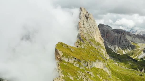Thick Fog Covers Rocky Peak Seceda Ridgeline Steep Grassy Slopes — Stockvideo