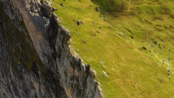 Groen Gras Groeit Steile Helling Van Rotsachtige Seceda Berg Zonnige — Stockvideo