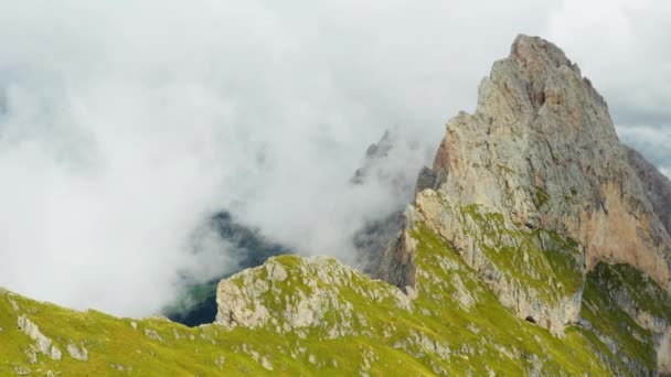 Bílé Těžké Mraky Sestupují Údolí Pohoří Seceda Mlha Pokrývá Holý — Stock video