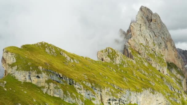 急な草の斜面と岩の裸のピークセセダ尾根 イタリアアルプスの高密度霧に囲まれた巨大な山脈空中風景 — ストック動画
