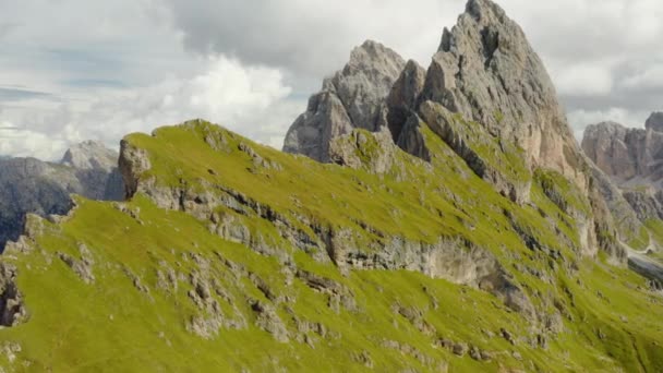 Groen Gras Bedekt Rotsachtige Seceda Berghellingen Italiaanse Alpen Bewolkte Dag — Stockvideo