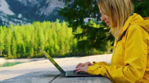 Mulher Sorridente Usando Seu Laptop Com Vista Incrível Das Montanhas — Vídeo de Stock
