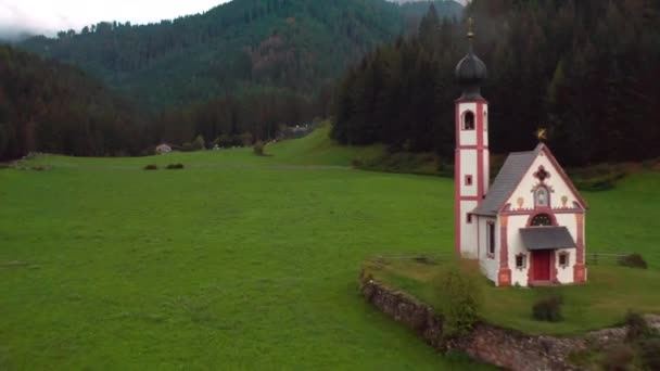 Capilla San Juan Tirol Del Sur Contra Los Dolomitas Cubiertos — Vídeos de Stock
