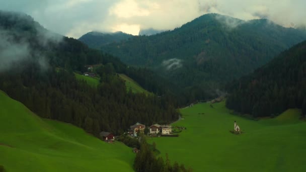 Santa Maddalena Köyünün Arka Planında Muhteşem Dolomites Dağları Güney Tyrol — Stok video