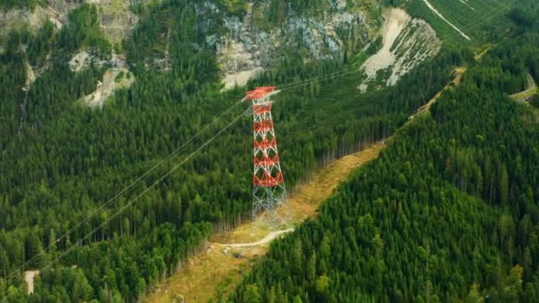 Высокое Напряжение Электропередачи Башня Горах Окружена Деревьями Вид Воздуха — стоковое видео