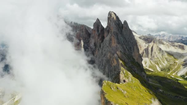초록색가파른 산비탈 꼭대기에 무거운 구름이 있었다 알프스 상공에서 기찻길을 — 비디오