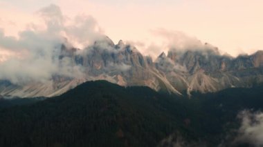 Dolomites Alpleri 'nin sinematik manzarası Val di Funes Vadisi' nde gün batımında bulutlarla kaplanır.. 