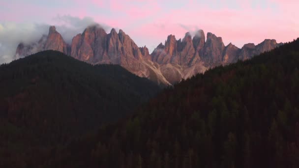 Odle Geisler Dolomitleri Nin Pembe Günbatımındaki Güzel Kitlesinin Hava Manzarası — Stok video