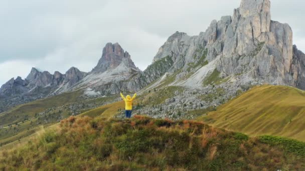Πεζοπόρος Φθάνοντας Χέρια Στον Ουρανό Απολαμβάνει Την Εξερεύνηση Ορεινή Φύση — Αρχείο Βίντεο