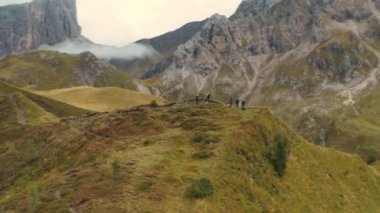 Turistler sis kaplı Alp dağlarının yüksek kayalık uçurumlarını keşfediyorlar. Fotoğrafçılar, dağın yamacında duran yüksek menzilli resimlerini çekiyorlar.