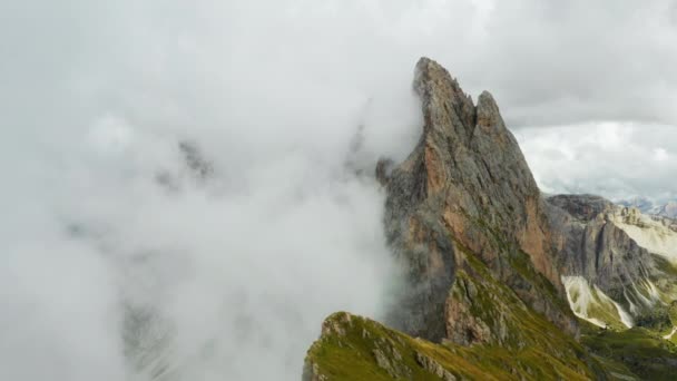 Tät Vit Dimma Täcker Natursköna Seceda Bergstopp Molnig Dag Rocky — Stockvideo