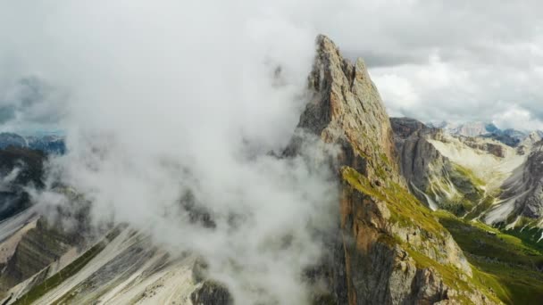Witte Wolk Daalt Rotsachtige Seceda Berg Schilderachtige Alpen Observatiepunt Met — Stockvideo