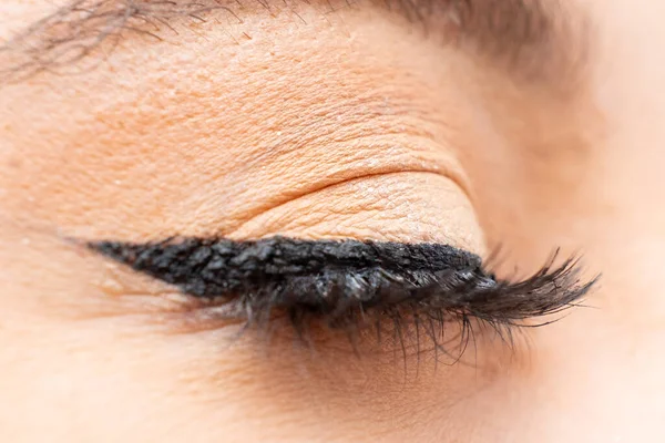 Primer Plano Ojo Mujer Con Delineador Ojos Negro Perfecto Pestañas —  Fotos de Stock