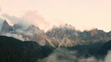 Günbatımında Dolomitlerin Alpleri ya da Geisler yığınlarının hava görüntüsü. 