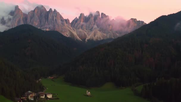Odle Geisler Dolomitleri Nin Güzel Kitlesi Gün Batımında Bulutlarla Kaplandı — Stok video