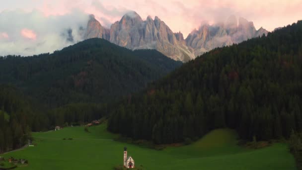 Luchtfoto Van Johann Kapel Zuid Tirol Tegen Dolomieten Bedekt Met — Stockvideo