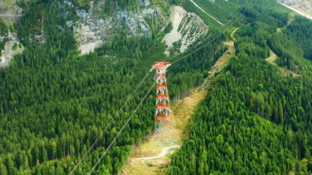Γραμμή Ρεύματος Πυλώνας Ψηλά Στα Βουνά Που Περιβάλλεται Από Δέντρα — Αρχείο Βίντεο