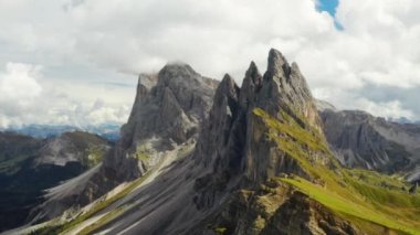 İtalyan Alpleri 'nde dev Seceda Dağı' na bakan bir gözlem noktası. Rocky Ridgeline dağlık alanda bulutlu gökyüzünün altında yaz günü hava manzarası
