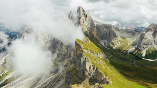 Nubes Blancas Atrapadas Cordillera Seceda Con Picos Desnudos Día Verano — Vídeos de Stock