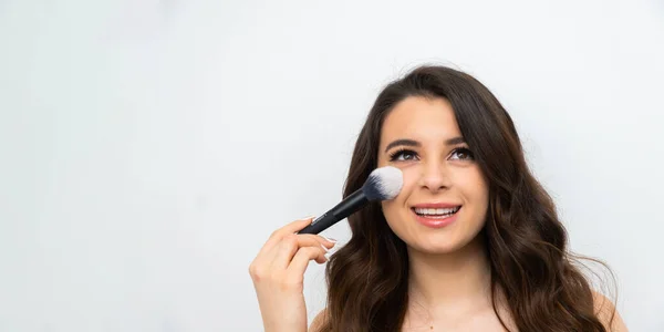 Yüz Makyajı Kozmetik Fırçasıyla Allık Süren Genç Bir Kadın Fotokopi — Stok fotoğraf