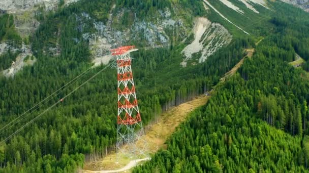 Elektrické Vedení Sloup Vysoko Horách Obklopen Stromy Letecký Výhled — Stock video