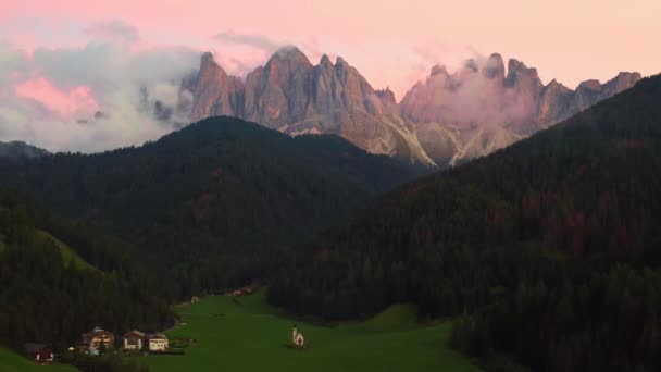 Dolina Val Funes Niesamowitymi Alpejskimi Dolomitami Pokrytymi Różowymi Chmurami Zachodzie — Wideo stockowe