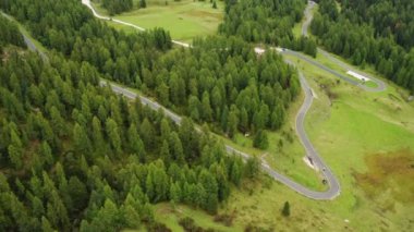 Yılan Yolu, Giau Geçidi 'nde kötü bir günde yüksek dağ sıraları boyunca uzanan yamaçlarda esiyor. Dağ çayırları Alplerde ünlü gezici yılanlarla