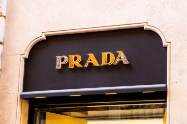Roma 'daki Prada moda mağazası. Dünya çapında ünlü lüks butik. Moda haftası konsepti. Mart 2023, Roma, İtalya.