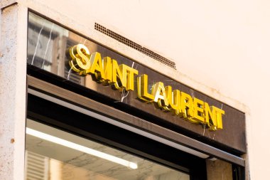 Roma 'daki Saint Laurent moda mağazası. Dünya çapında ünlü lüks butik. Moda haftası konsepti. Mart 2023, Roma, İtalya.