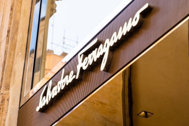 Roma 'daki Salvatore Ferragamo moda mağazası. Dünya çapında ünlü lüks butik. Moda haftası konsepti. Mart 2023, Roma, İtalya.