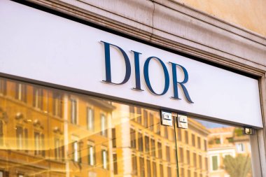 Dior mağazası, Roma 'daki bir binanın yansımasıyla dolu. Moda haftası konsepti. Mart 2023, Roma, İtalya.