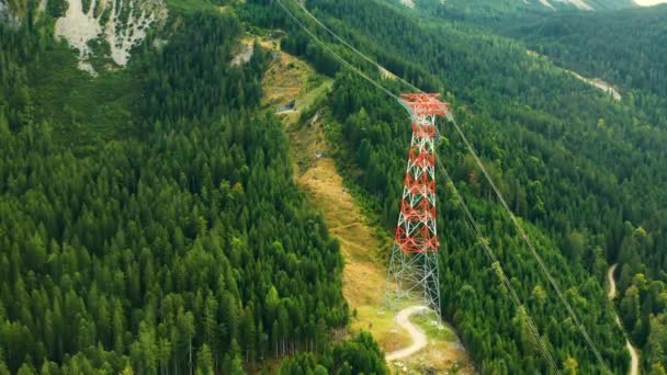 山の高電力伝送塔の空中ビュー — ストック動画
