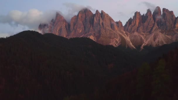 Вид Воздуха Долину Валь Фунес Удивительными Альпийскими Доломитами Покрытыми Розовыми — стоковое видео
