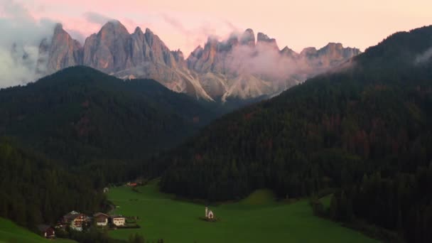 Вид Воздуха Долину Валь Фунес Удивительными Альпийскими Доломитами Покрытыми Розовыми — стоковое видео